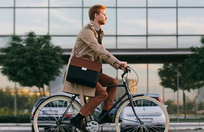 Meneer met tas op de fiets